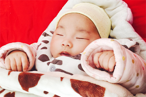 两个月婴儿脖子有白斑什么原因