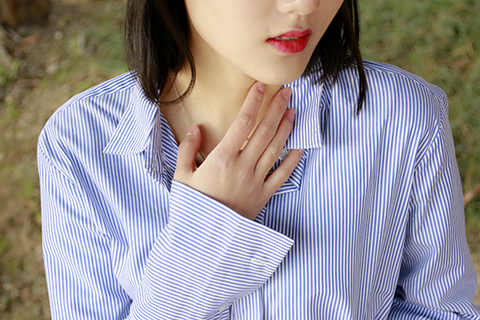 现在很多人群都会都会觉得自己的咽喉部位有不适感，总觉得咽部有异物吞不下去，吐不出来，其实这种症状的出现便是咽炎引起的病症