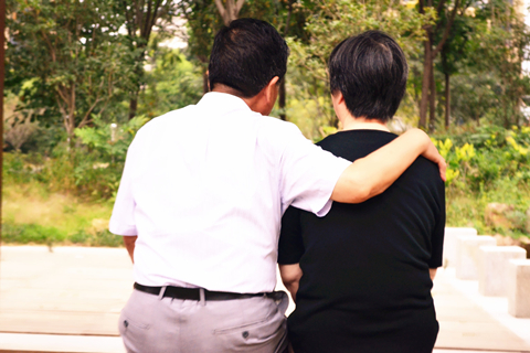 老年痴呆考虑有可能是遗传、病毒感染、甲状腺疾病、头部外伤、教育水平低导致的