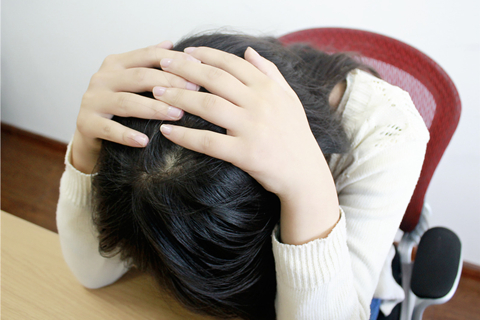 头皮镇定下来,适当的按摩头部让自己变得更加放松,这种疼痛感或许就会