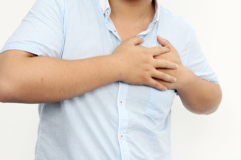 肺炎是一种常见的疾病，多是小孩和老人出现肺炎，一般都是免疫力比较低下的人出现肺炎的情况比较多