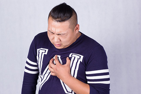 严重的时候可能会出现夜间憋醒