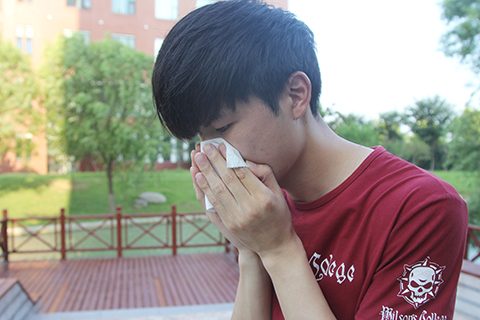 早期常见的症状就会出现鼻塞，流鼻涕、打喷嚏的现象