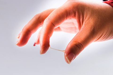 被细菌感染后，一些妇科炎症就会缠上女性，使得女性朋友的白带突然间增多，甚至是出现阵阵臭味