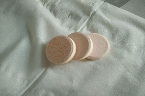 出现痛经是可以吃布洛芬缓解的，一次在0.2g—0.4g