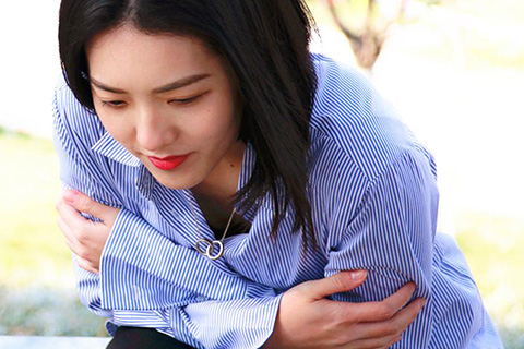 。一般在女生青春期11-19岁这个阶段，就会陆陆续续的开始出现，也是代表女生发育成熟的一个表现