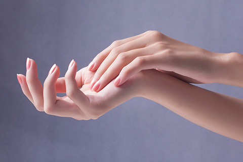 一般有很多因素都会引起手抖的发生