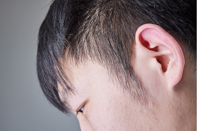 得了中耳炎，给患者带来的痛苦还是比较大的，会出现耳痛、耳鸣、耳胀等感觉