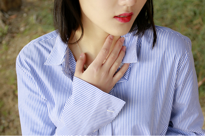 多人在生活中都可能会出现嗓子发痒经而引起咳嗽的现象，比方在感冒之后就会出现嗓子很痒，然后不断的咳嗽的现象