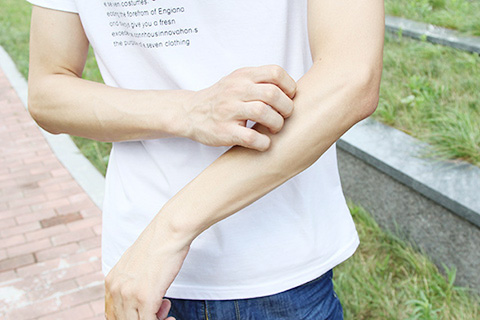 你的烫伤面积很大,并且也起了水泡,必须要赶紧到医院去做紧急处理 你的烫伤面积很大,并且也起了水泡,必须要赶紧到医院去做紧急处理