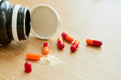 一般来说，直接作用与皮肤上的药物是要比口服的药物的效果更快一点的