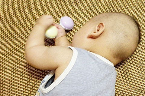 耳温枪它是一种测量体温的方式，它是通过检测鼓膜所发出的红外线光谱来测量体温