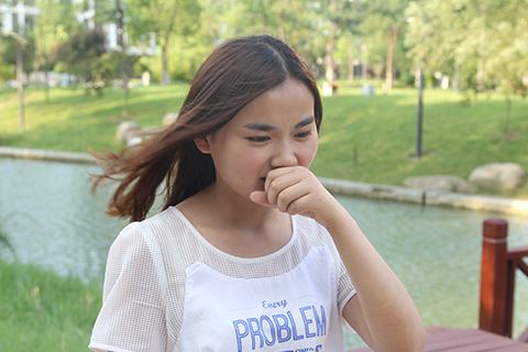 哮喘性支气管炎主要见于本身就患有哮喘的患者,在发病的时候会引起支气管痉挛,从而出现咳嗽的症状 哮喘性支气管炎主要见于本身就患有哮喘的患者,在发病的时候会引起支气管痉挛,从而出现咳嗽的症状