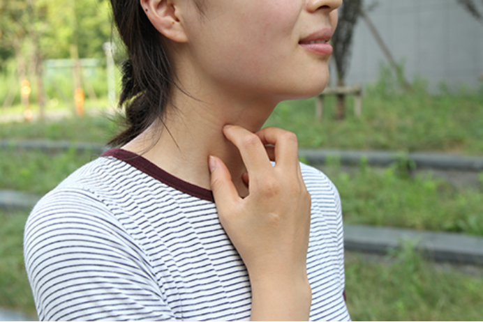 慢性的咽炎患者经常会出现咽喉不舒服，还会引起咳嗽的现象