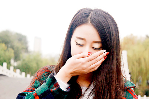 出现恶心、呕吐等反应是因为体内的激素变化引起的