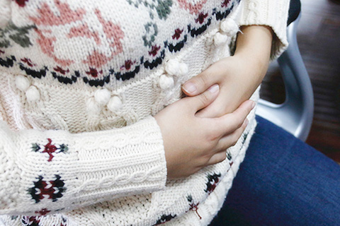 孕妇妈妈肚子显怀，也是到四个月的时候