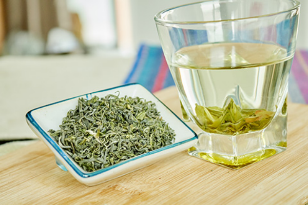 不少人爱喝茶，而茶水对控制血糖有不错的作用，经常喝一点绿茶，可以有助于调节血糖