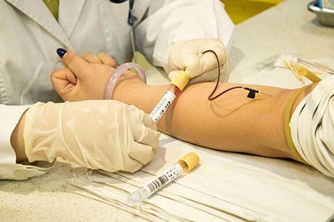 如果检查出孕酮比较低，那么就应该及时的到医院进行检查和治疗