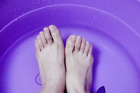 孕妇使用醋泡脚，可以促进体内的血液循环