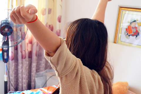 患者在早起后，总是感觉到感到手臂、腿或者脸部感到麻木