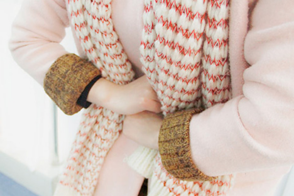 女人对于月经其实是很矛盾的,如果它来了就会给女性带来一些身体的症状 女人对于月经其实是很矛盾的,如果它来了就会给女性带来一些身体的症状