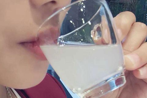 孕妇需要去医院做妊娠期糖尿病筛查，就是将50克葡萄胎溶于200毫升的水中饮用完