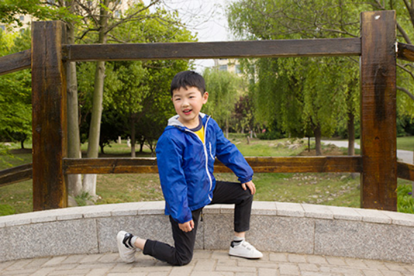 小孩总是干咳，有一定几率为肺炎造成的，这种疾病造成的咳嗽，一般为剧烈或者是顽固性的咳嗽