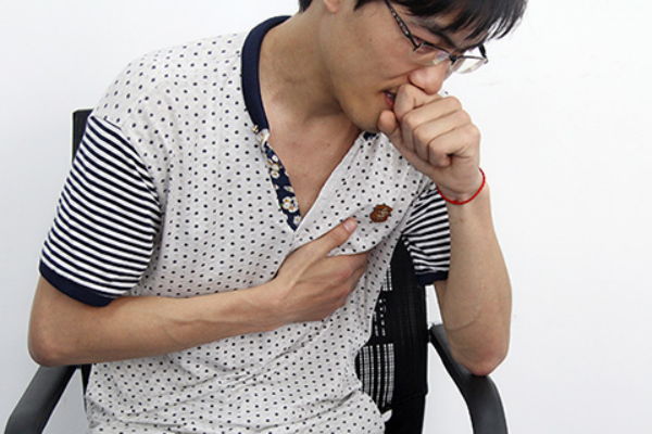 肺疼痛会导致肺部周围发生疼痛感，一般是在胸廓、肩膀以及后背等部分疼痛，肺部疼痛的原因有很多