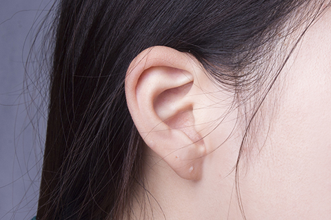 中耳炎是临床上常见的一种五官科疾病，是指咽鼓管、鼓室、鼓窦、乳突气房等部位，出现全部或者部分组织有炎症性病变的疾病