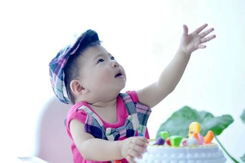 孩子手上起小水泡怎么回事