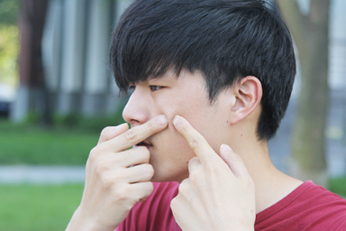 大家脸上通常会出现大大小小的痘痘