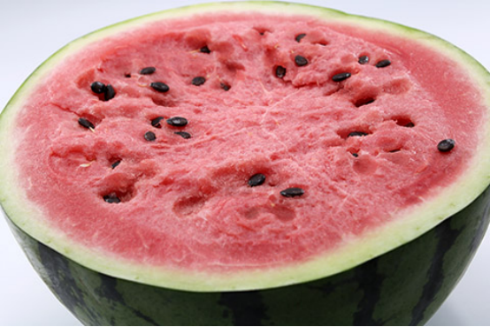 如西瓜、猕猴桃、火龙果等高血压的患者都可以食用的