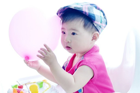 一般先出现腹痛，再出现发热