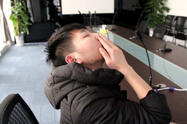 发病前，患者会有鼻塞、眼睛发痒、打喷嚏，甚至有莫名的恐惧感