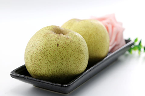 润肺的食物有莲藕，秋梨等等，都是可以多吃的