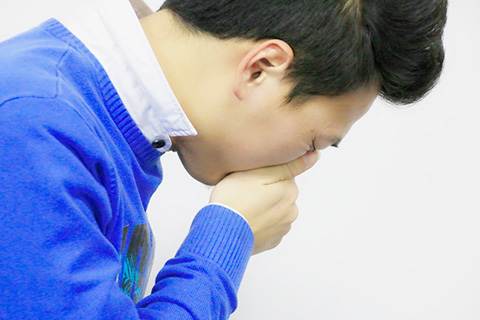 哮喘是由多种细胞共同参与的气道慢性炎症反应，症状主要有突发性喘息、气促、胸闷、咳嗽等