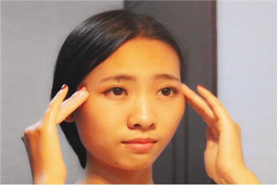 太阳穴疼的时候，用热毛巾或者是冷毛巾