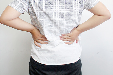 若出现尿路梗阻、感染等严重的症状，也会诱发肾结石的发生