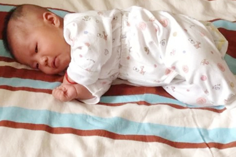 两个月宝宝拉便便有泡泡怎么回事