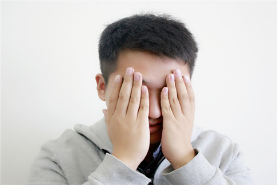 这种疾病也被称之为是面部肌肉抽搐 这种疾病也被称之为是面部肌肉抽搐