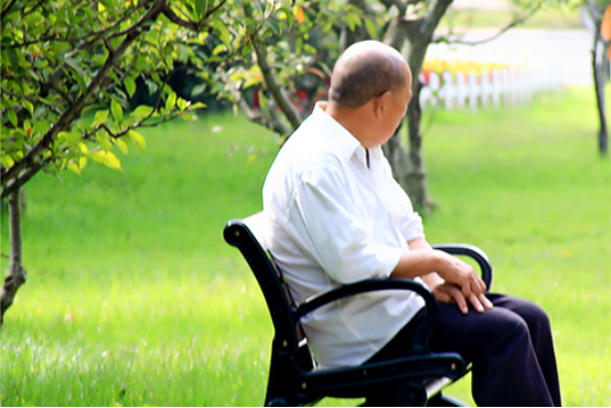 老年痴呆开始的时候，就会容易出现记忆障碍的情况