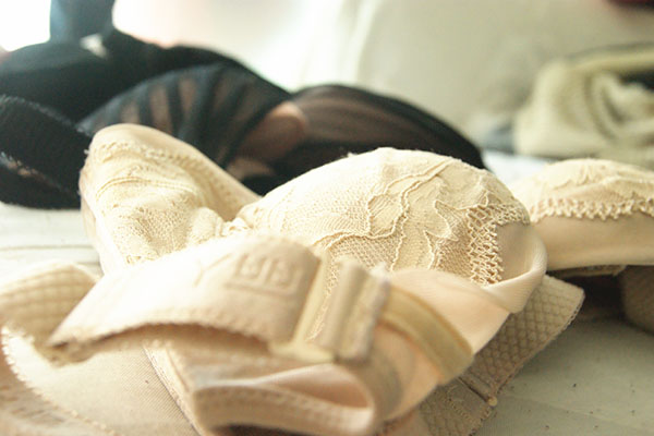 女性想要保持胸部的挺拔，要做到这些事