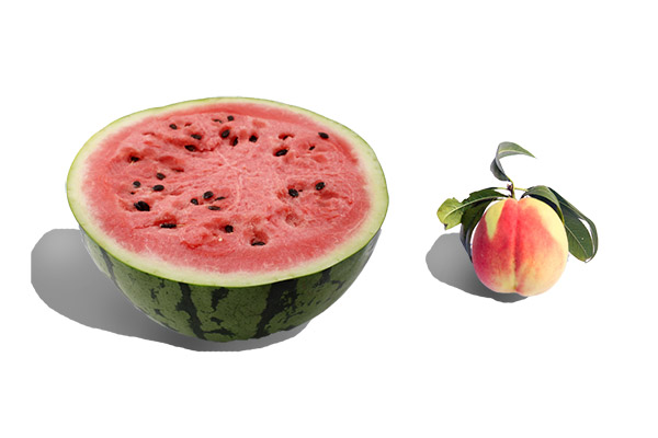 她给家人削好冰镇的西瓜、桃子，边吃边看电视