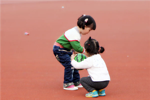 有些宝宝会出现手心发热的情况，让很多家长十分担心