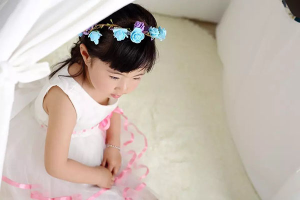 孩子身体机能没有发育成熟，免疫力低下，很容易感染病毒