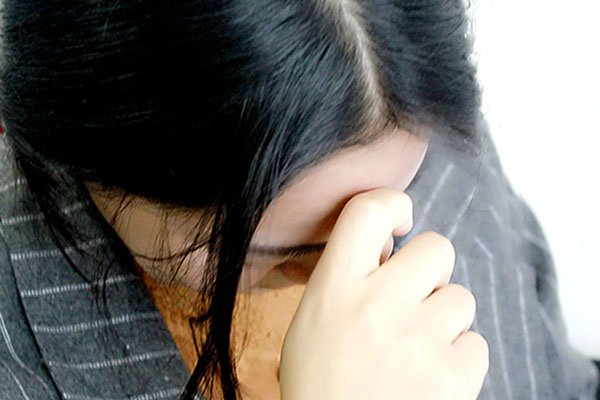 在怀孕的时候贫血症状会加重，孕期女性还会出现生理性贫血
