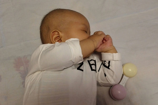 婴儿出现感冒发烧是很常见的事情，主要是因为身体抵抗力很差