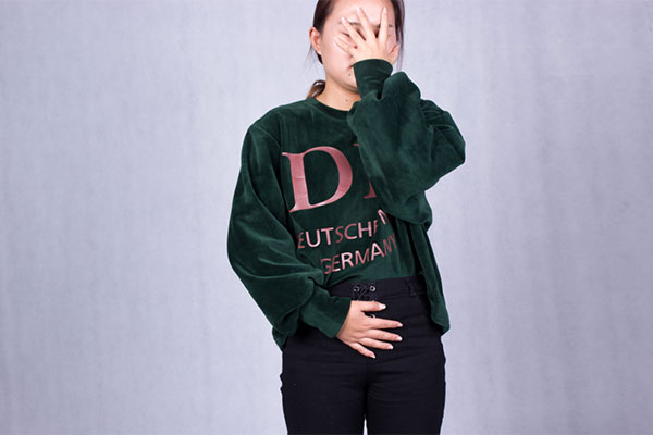 月经是女性每个月都来的生理活动，如果月经出现了异常，就说明女性的身体也出现了异常