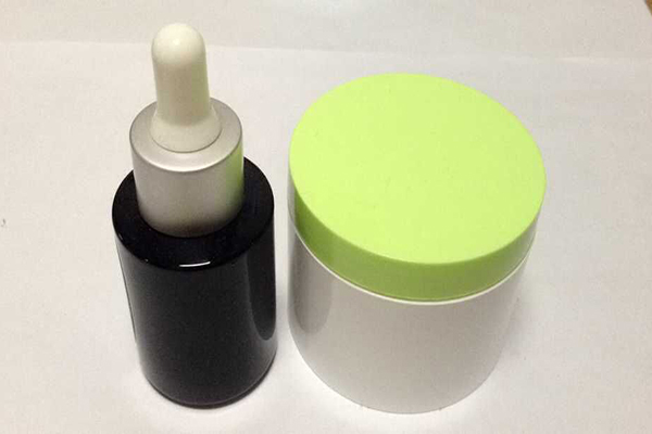 护肤品可以说是每个女性日常生活中的必备品，各种各样的护肤品也有不同的功能