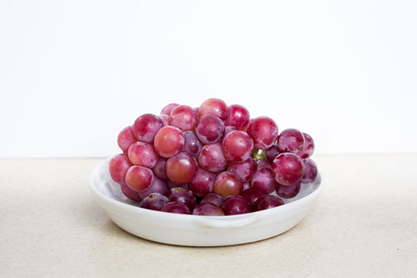 葡萄是一种营养价值很高的水果，吃葡萄对身体有许多的好处